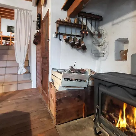2 Bedroom Amazing Home In Bas-En-Basset Сasa de vacaciones